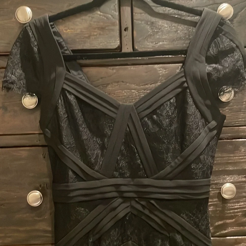 NWT BCBG ‘Aris’ black lace cocktail dress size 6 - Picture 6 of 8